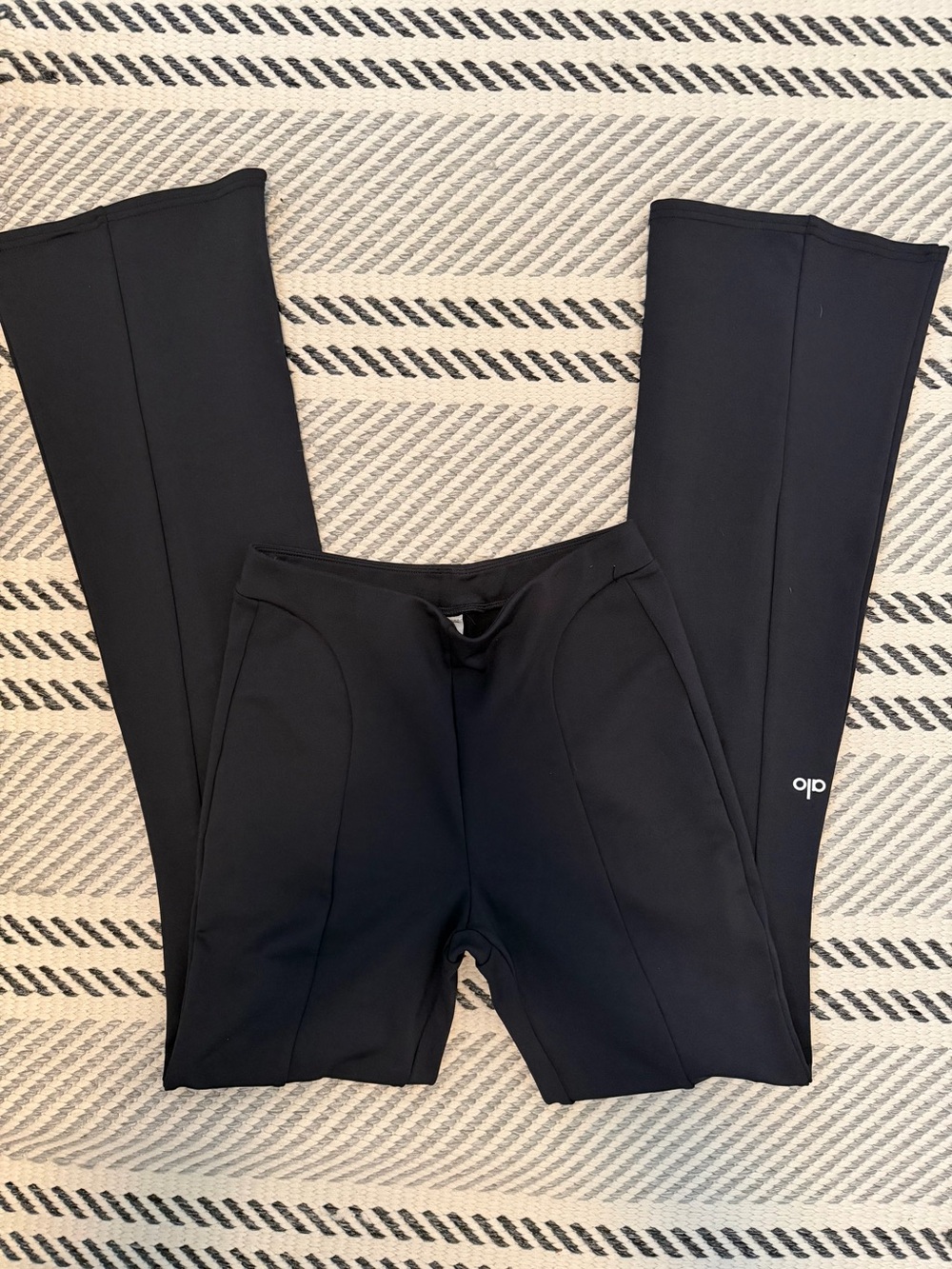 ALO Yoga Black High-Rise Leggings with Subtle Stitching